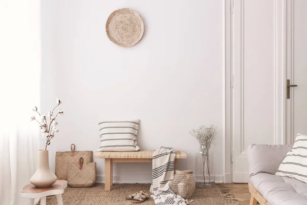 Fleurs Sur Table Bois Près Banc Avec Oreiller Couverture Dans — Photo