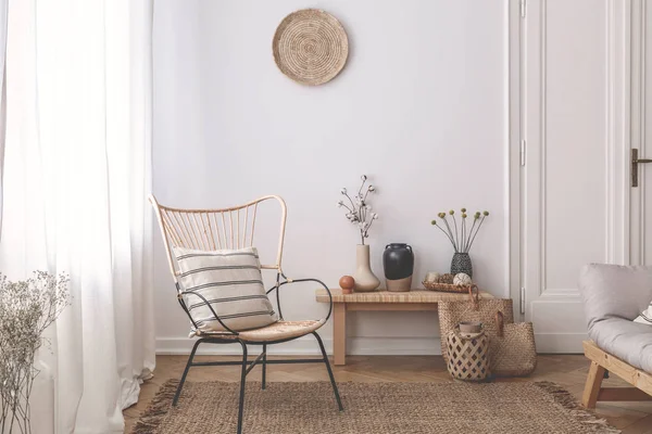 扶手椅与枕头在棕色地毯在白色自然客厅内部与植物 真实照片 — 图库照片