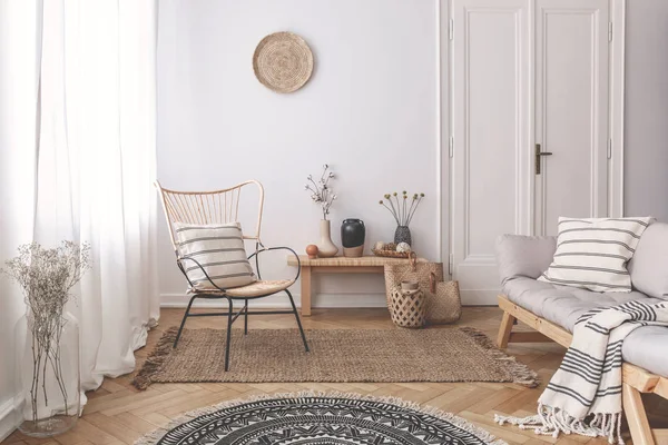 Fauteuil Canapé Avec Des Oreillers Motifs Intérieur Plat Blanc Avec — Photo