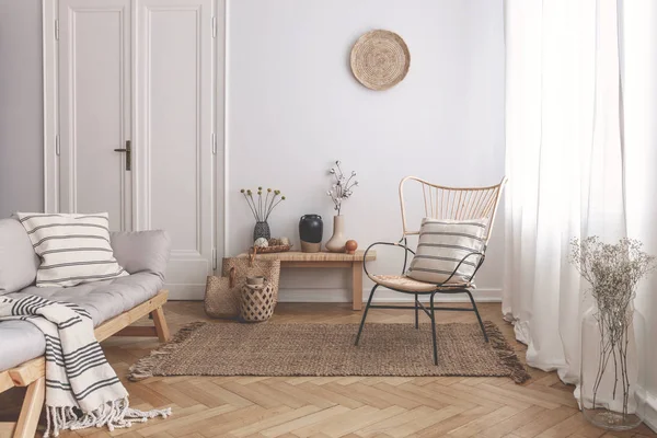 Fauteuil Sur Tapis Côté Banc Avec Des Plantes Dans Intérieur — Photo