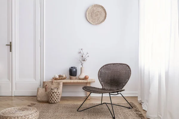 Moderne Fauteuil Poef Bruin Tapijt Witte Appartement Interieur Met Deur — Stockfoto