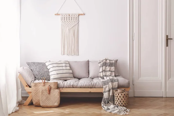 Sofa Kayu Krem Dan Tas Interior Loteng Putih Dengan Dekorasi — Stok Foto