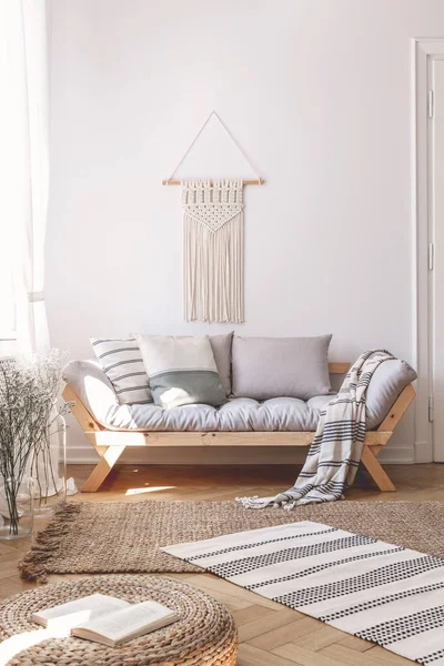 Tapis Pouf Dans Salon Naturel Blanc Intérieur Avec Décor Dessus — Photo