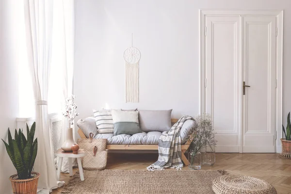 Cobertor Travesseiros Sofá Madeira Interior Loft Branco Com Pufe Planta — Fotografia de Stock
