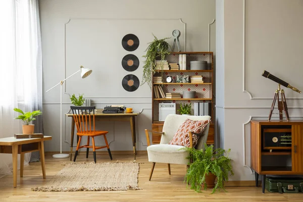 Teppich Zwischen Sessel Und Holztisch Retro Interieur Der Wohnung Mit — Stockfoto