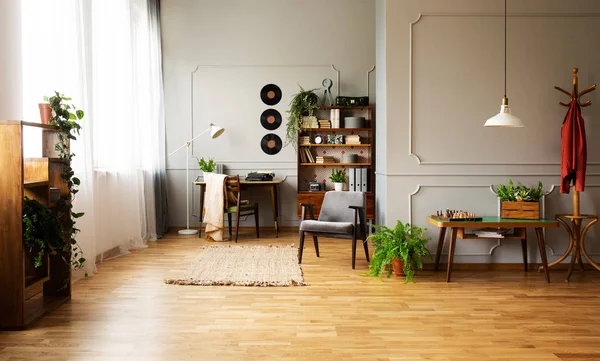 Lampe Dessus Table Avec Plante Dans Appartement Gris Intérieur Avec — Photo