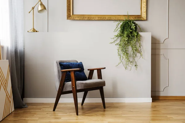 Lampa Złota Roślin Powyżej Drewniany Fotel Kolorze Szarym Płaskie Wnętrze — Zdjęcie stockowe