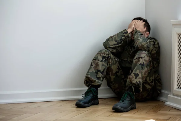 Soldado Cansado Deprimido Com Síndrome Guerra Sozinho Casa Copiar Espaço — Fotografia de Stock