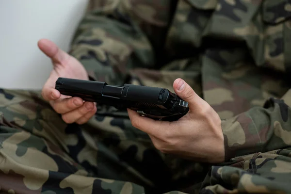 Yakın Çekim Yeşil Moro Üniformalı Asker Elinde Silahla — Stok fotoğraf