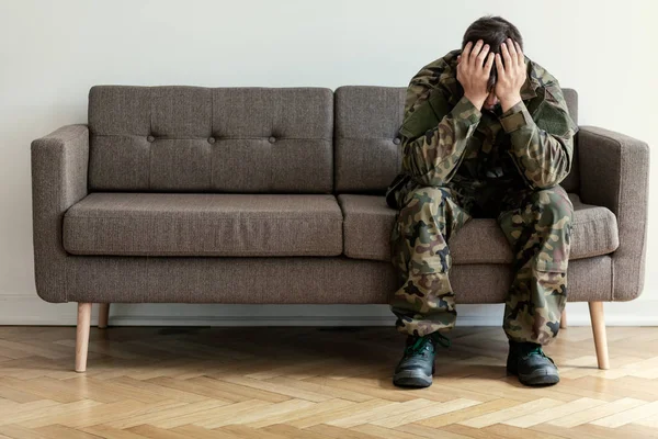 Soldado Deprimido Uniforme Verde Con Síndrome Guerra Sofá Wainting Para —  Fotos de Stock