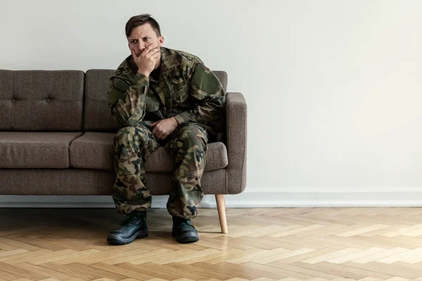 Soldado Profissional Deprimido Uniforme Verde Sentado Sozinho Casa Copiar Espaço — Fotografia de Stock