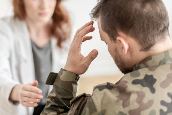 Soldato Con Mal Testa Con Uniforme Verde Moro Durante Incontro — Foto Stock