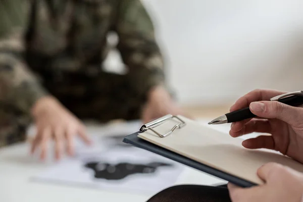 Close Sobre Psicoterapeuta Tomar Notas Analisar Comportamento Soldado Durante Reunião — Fotografia de Stock