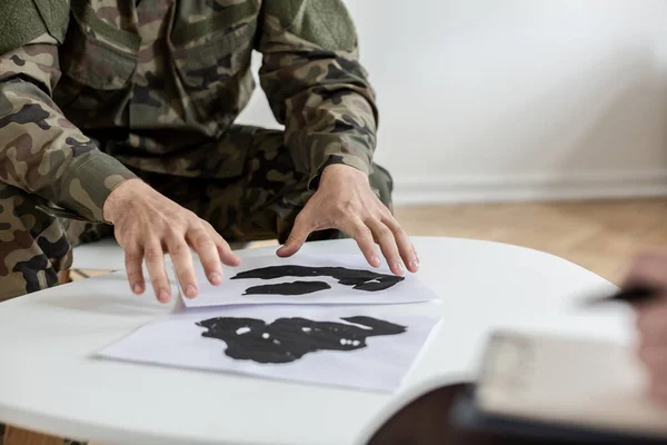 Żołnierz Zielony Mundur Moro Wybierania Obrazów Podczas Terapii Psychiatra — Zdjęcie stockowe