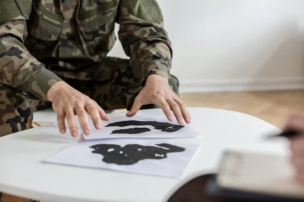 Soldaat Groene Moro Uniform Kiezen Van Afbeeldingen Tijdens Therapie Met — Stockfoto