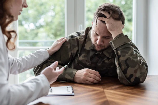 Soldat Fatigué Triste Avec Syndrome Guerre Pendant Thérapie Avec Psychothérapeute — Photo