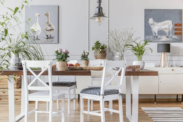 Λευκές Καρέκλες Στο Ξύλινο Τραπέζι Λουλούδια Στο Εσωτερικό Εκλεκτική Τραπεζαρία — Φωτογραφία Αρχείου