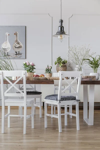 Witte Stoelen Aan Houten Tafel Huisje Eetkamer Interieur Met Bloemen — Stockfoto