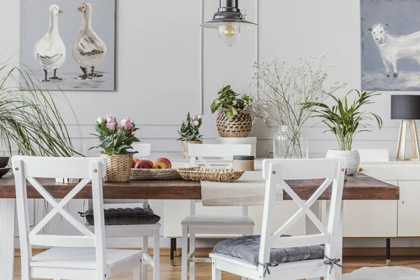 Interno Bianco Della Sala Pranzo Con Manifesti Sedie Tavolo Legno — Foto Stock