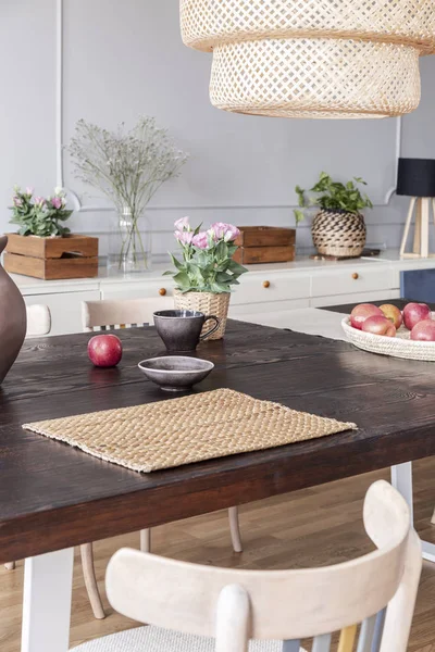 Bloemen Houten Tafel Onder Lamp Moderne Lichte Eetzaal Interieur Met — Stockfoto