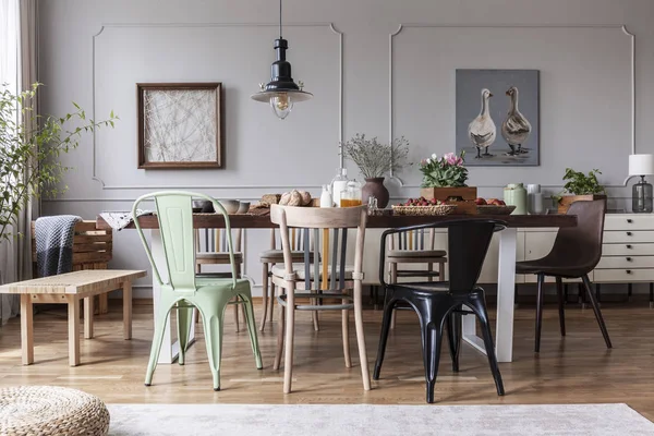 Lamba Ahşap Masa Sandalye Ile Modern Gri Yemek Odası Çiçeklerle — Stok fotoğraf