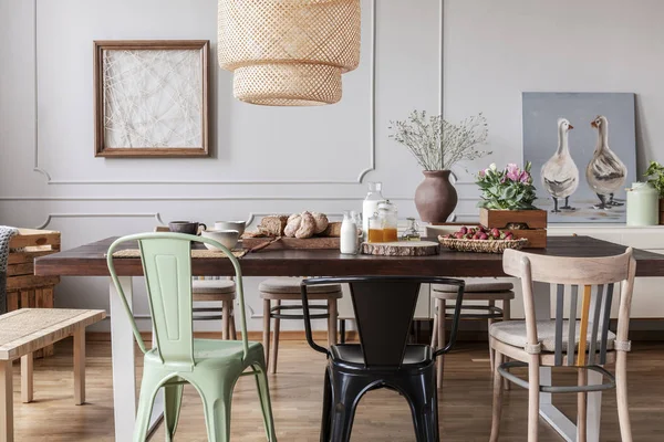 Kleurrijke Stoelen Aan Houten Tafel Eetkamer Grijs Interieur Met Posters — Stockfoto