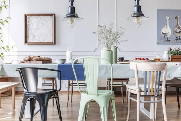 Chaises Colorées Table Dans Salle Manger Grise Éclectique Intérieur Avec — Photo