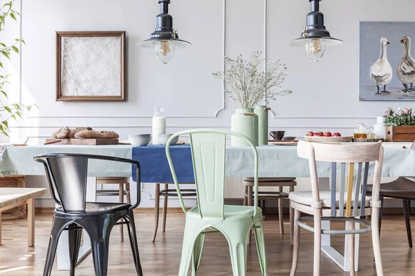 Kleurrijke Stoelen Aan Tafel Eclectische Grijs Eetkamer Interieur Met Lichten — Stockfoto