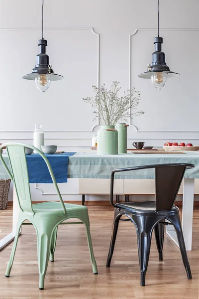 Cadeira Preta Verde Mesa Moderna Sala Jantar Interior Com Lâmpadas — Fotografia de Stock