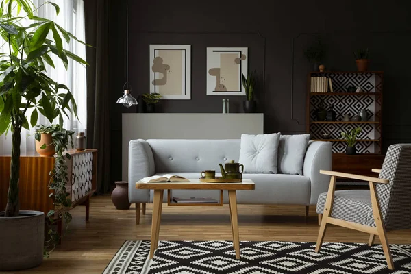 Echtes Foto Einer Alten Wohnzimmereinrichtung Mit Sofa Couchtisch Gemälden Pflanze — Stockfoto