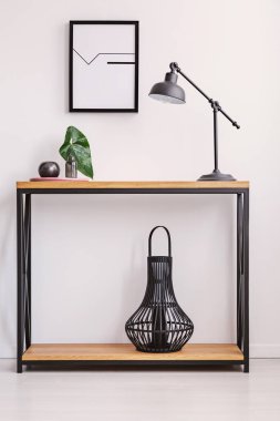 Lamba ve fener basit düz iç posteri ile beyaz duvara raflarda. Gerçek fotoğraf