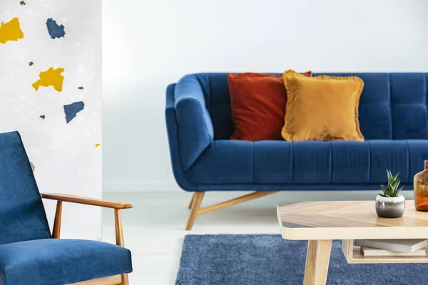 Fotel Obok Drewniany Stół Niebieska Sofa Poduszkami Nowoczesny Salon Wnętrza — Zdjęcie stockowe