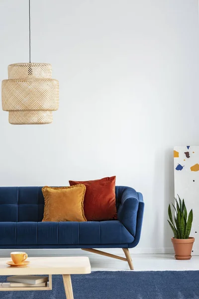 Retro Lampeskjerm Enkelt Kaffebord Tre Marineblått Teppe Fargerikt Interiør Med – stockfoto