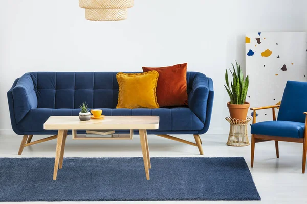 Sillón Junto Sofá Azul Con Cojines Mesa Madera Interior Plano — Foto de Stock