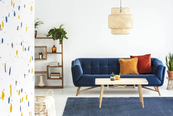 Lampe Trebord Foran Blå Sofa Med Puter Fargerike Stue Innvendig – stockfoto