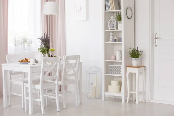 Sedie Bianche Tavolo Con Fiori Sotto Lampada Sala Pranzo Interno — Foto Stock