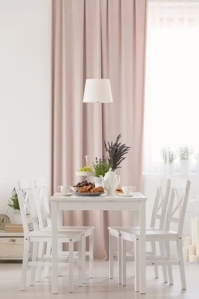 White Chairs Table Flowers Lamp Dining Room Interior Pink Drapes — Stock Photo, Image