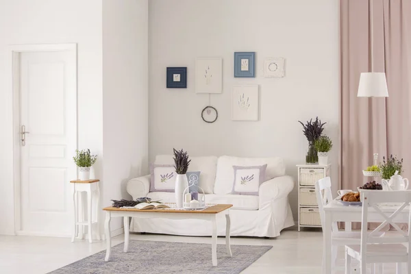 Posters Boven Witte Bank Ruime Vlakke Interieur Met Bloemen Tafel — Stockfoto