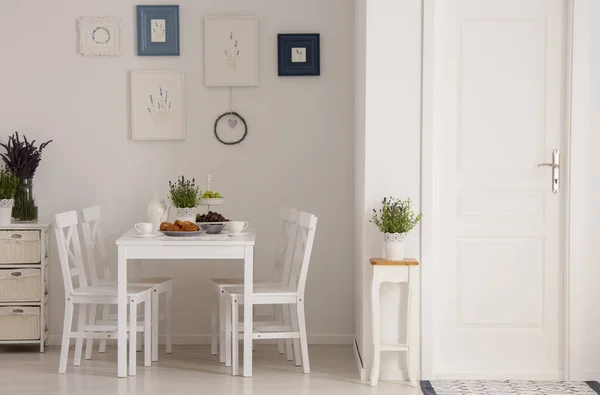 Witte Stoelen Tafel Minimale Eetkamer Interieur Met Planten Posters Deur — Stockfoto