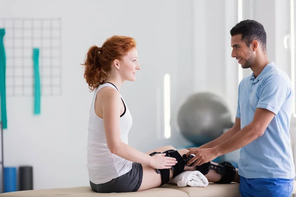 Leende Läkare Och Patient Med Brutet Ben Rehabilitering — Stockfoto