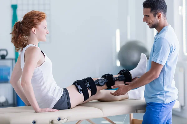 Medico Sorridente Donna Con Lesioni Alle Gambe Durante Trattamento Ospedale — Foto Stock