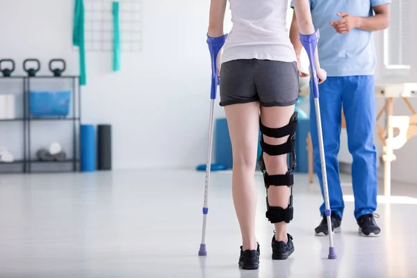 Patient Med Förstyvning Benet Går Med Kryckor Rehabilitering — Stockfoto