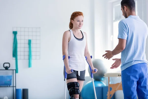 Woman Crutches Rehabilitation Helpful Physiotherapist — Stock Photo, Image