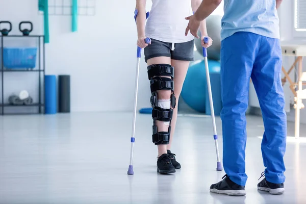Fisioterapeuta Profesional Que Apoya Paciente Con Problema Ortopédico — Foto de Stock