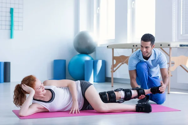 Frau Mit Versteifung Bein Beim Training Während Der Behandlung Mit — Stockfoto