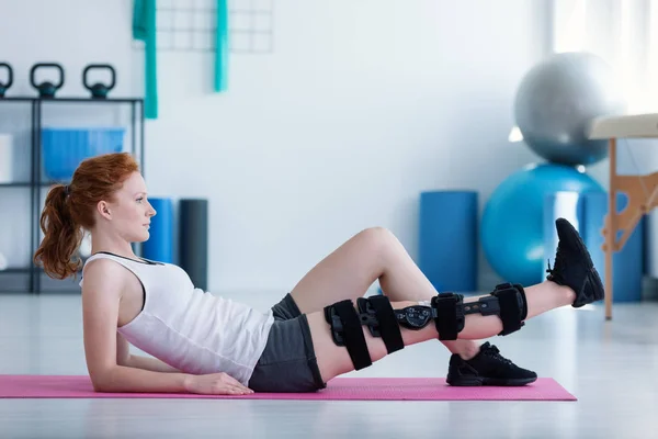 Sportswoman Sul Tappeto Facendo Esercizi Con Gamba Rotta Durante Riabilitazione — Foto Stock