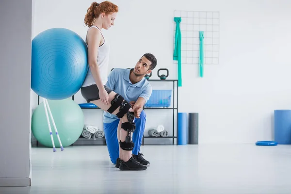 Kvinna Med Ortopediska Problem Tränar Med Bollen Samtidigt Som Sjukgymnast — Stockfoto