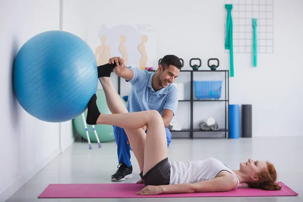 Gelukkig Sportvrouw Training Met Bal Met Professionele Personal Trainer — Stockfoto