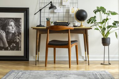 Endüstriyel bir lamba ve beyaz ev ofis iç retro bir daktilo ile bir resepsiyon ile deri koltuk ile orta yüzyıl modern sandalye
