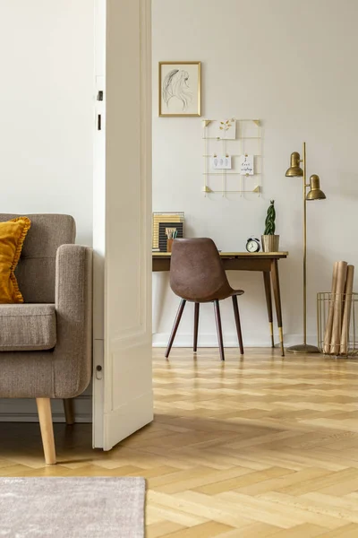 Cadeira Cinza Mesa Lado Lâmpada Ouro Interior Escritório Casa Branco — Fotografia de Stock